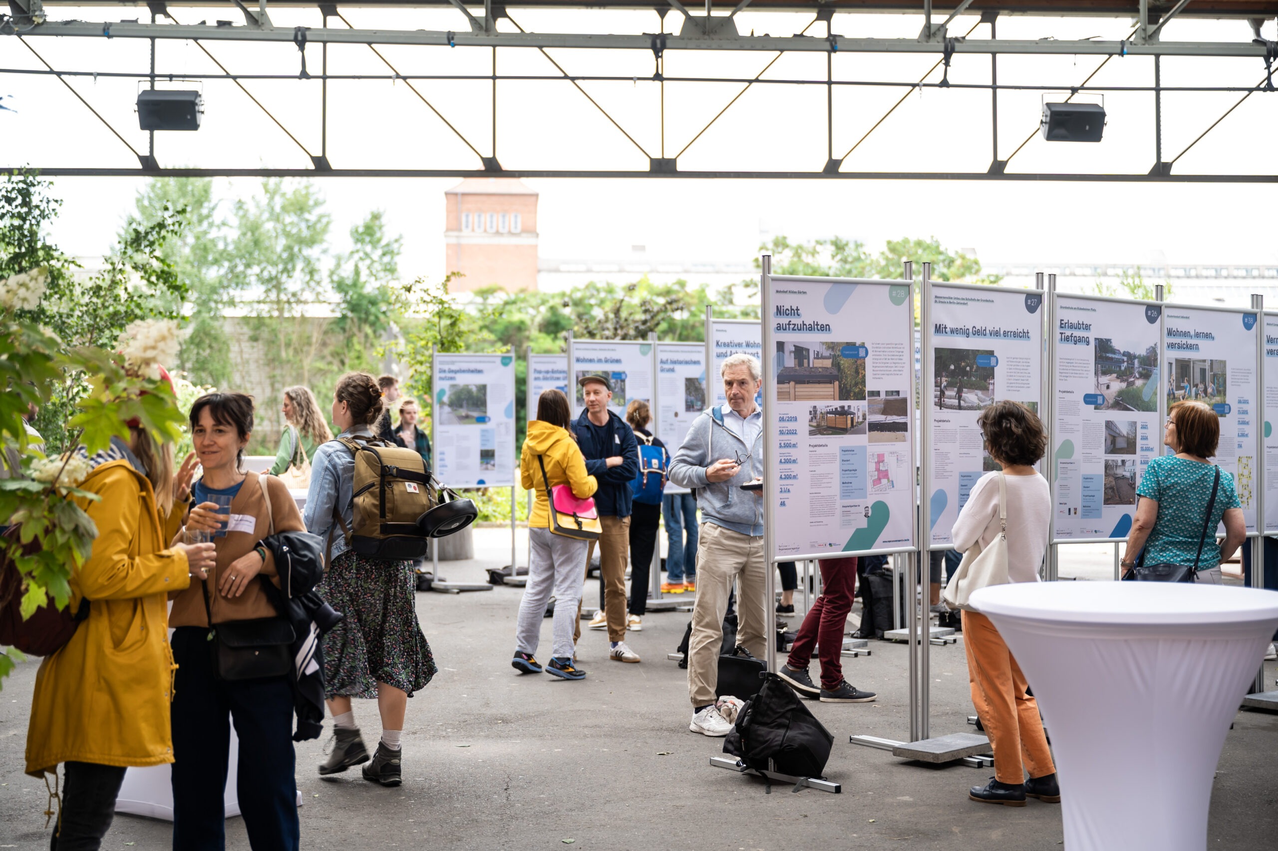 Teilnehmende des Forums im Gespräch bei der Plakatausstellung