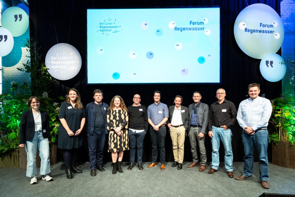 Die 10 Vertreter:innen der Siegerprojekte stehen gemeinsam auf der Bühne