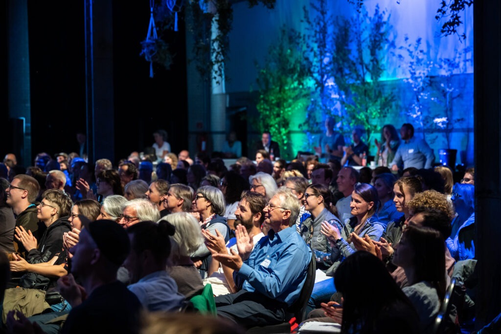 Das Publikum applaudiert