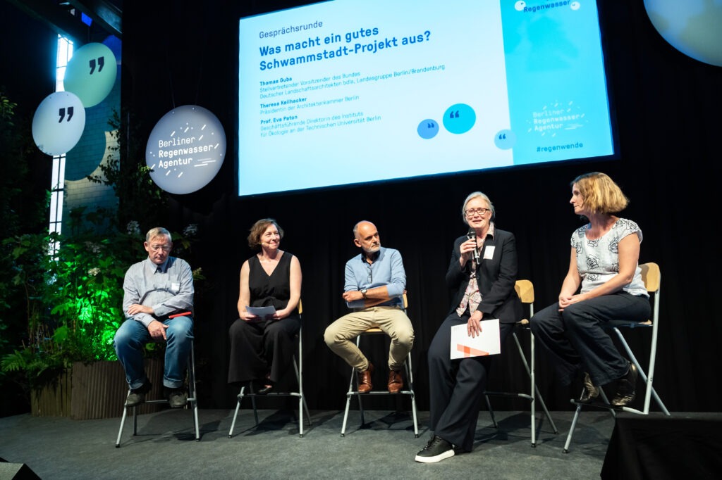 Diskussionsrunde mit 5 Personen auf der Bühne