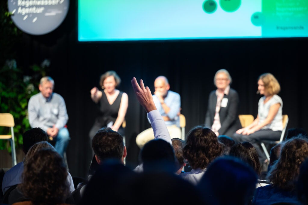 Eine erhobene Hand im Publikum