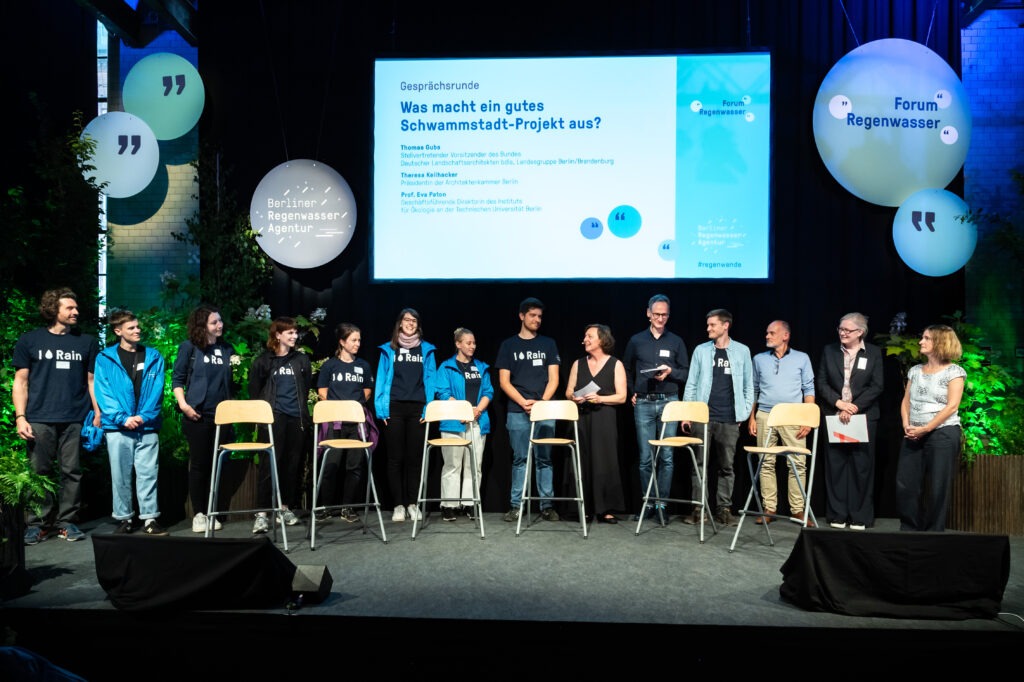 Die Jury und das Team der Regenwasseragentur auf der Bühne