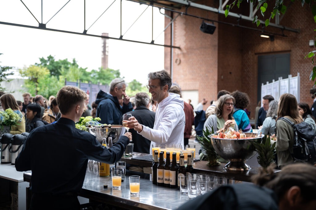 Ausgabe von Getränken an der Bar
