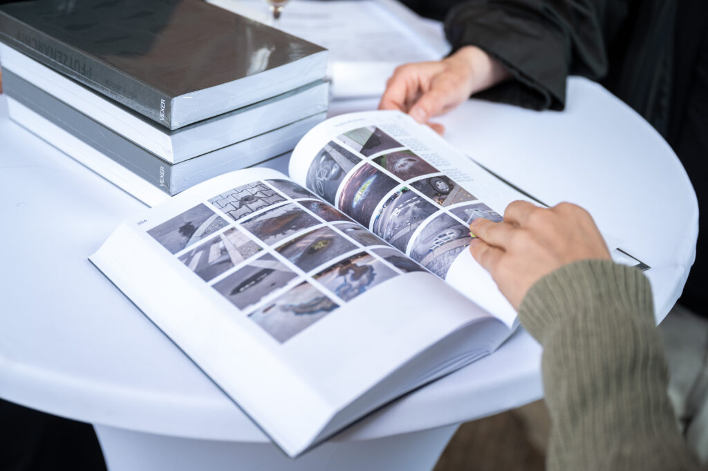 Blick auf das aufgeklappte Pfützenarchiv von Mirja Busch