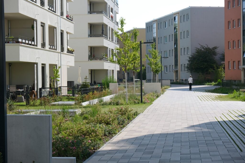 Außenanlage mit sickerfähigem Pflasterbelag