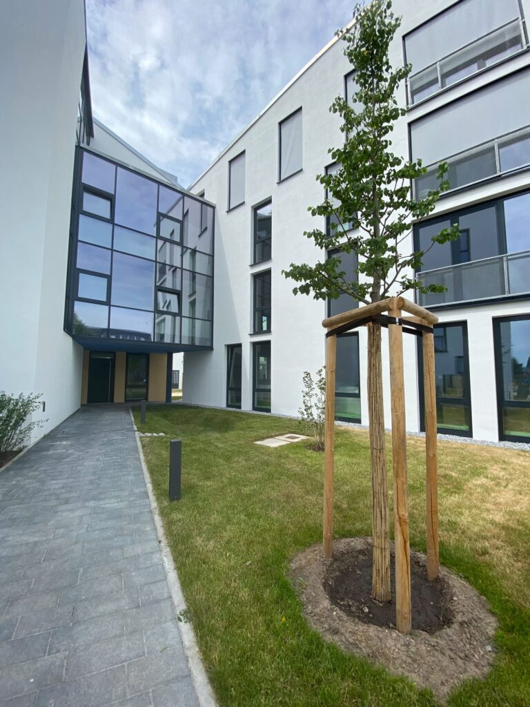 Blick auf einen Teil der Außenanlagen des Quartiers Future Living Berlin