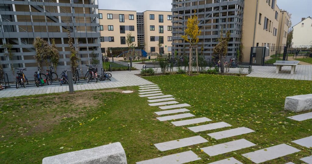 Außenanlagen in der Chris-Gueffroy-Allee