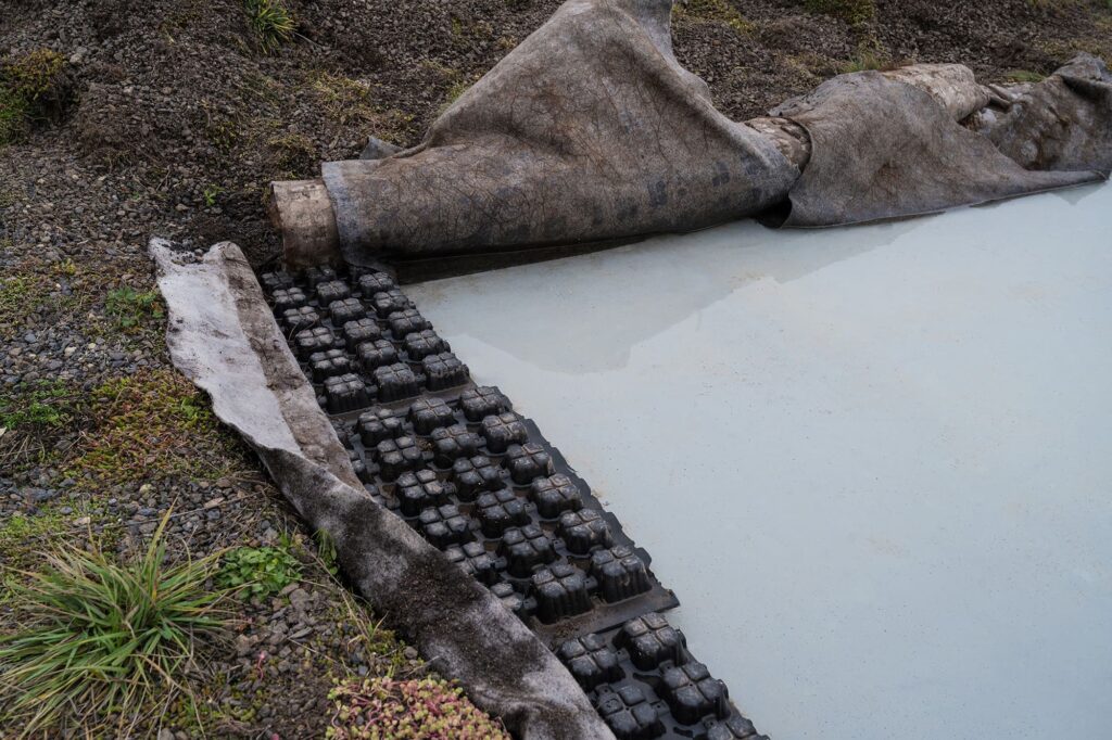 Gründachaufbau mit Wasserrückhalteboxen, Filtervlies und Substratschicht