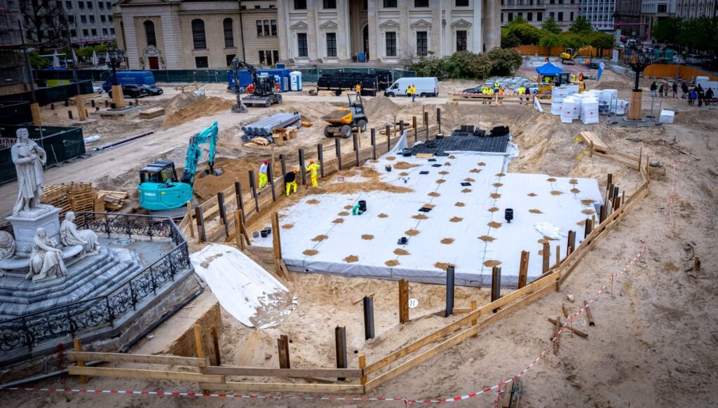 Rigolensystem von der Seite in der Baugrube