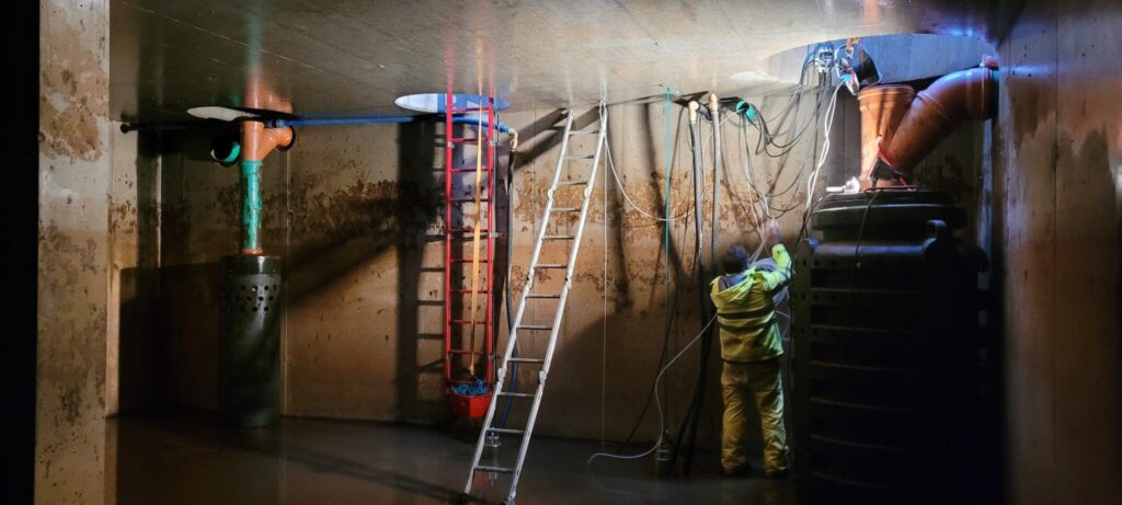 Inneres einer Betonzisterne mit Kabeln und Schächten - Anschließen der Pumpen (Vordruck- und Tauchpumpe)