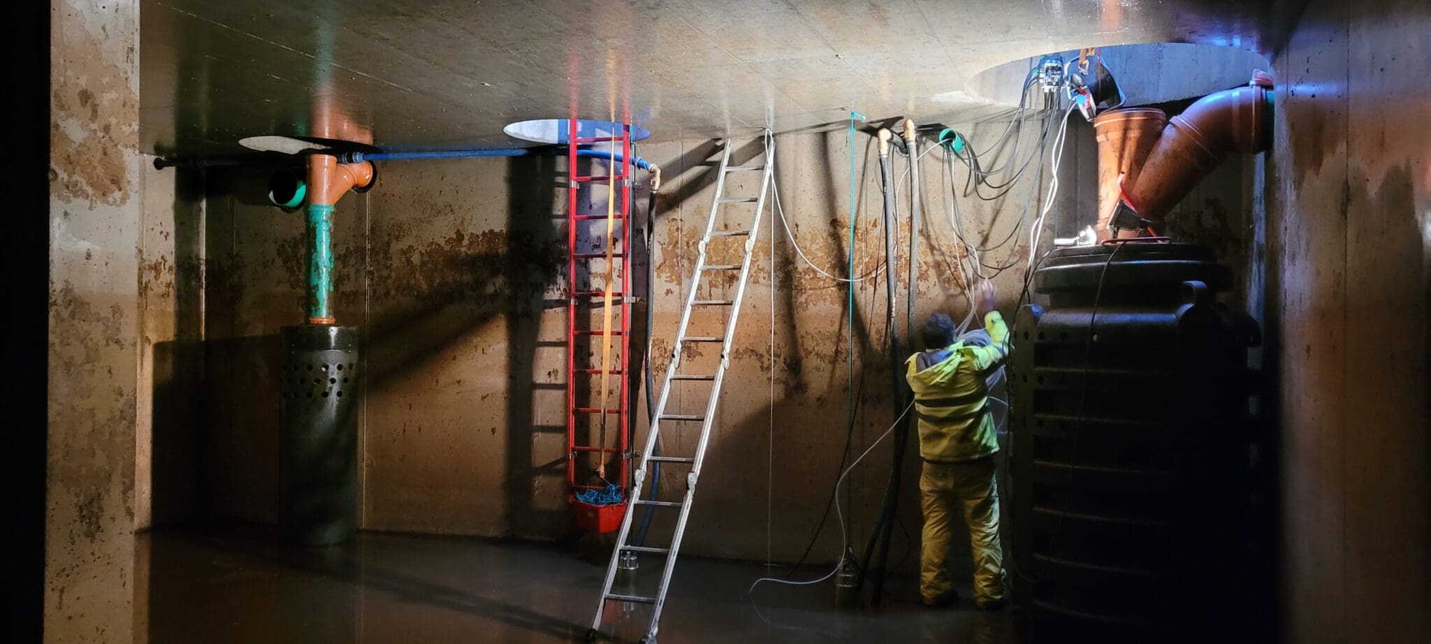 Inneres einer Betonzisterne mit Kabeln und Schächten - Anschließen der Pumpen (Vordruck- und Tauchpumpe)