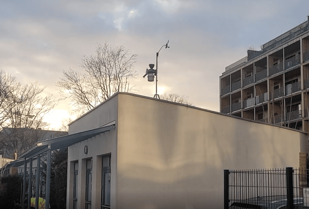 Wettermessstation mit Sensoren auf einem Gebäudedach