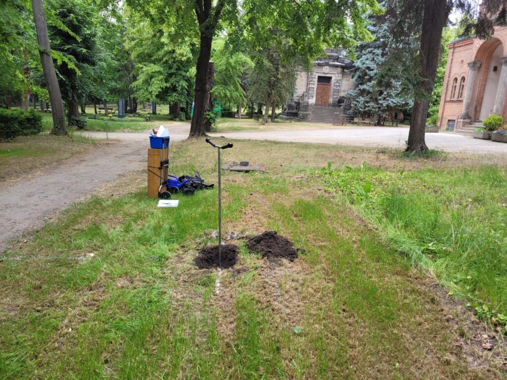 Bohrung auf Friedhofsgelände zur Aufnahme des Bodenprofils und zur Bestimmung des Kf-Wertes zur Erstellung eines Bodengutachtens