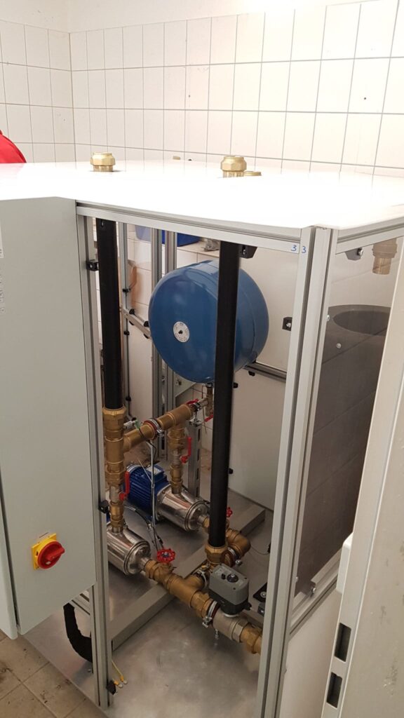 Regenwasserzentrale mit Wettersteuerung und Wetterstation. Die Steuerung stellt das Betriebswasser für die Verbraucher zur Verfügung.