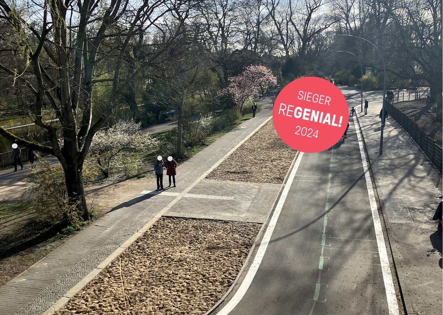 Blick auf das neu gestaltete Görlitzer Ufer im März 2024 + Regenial-Sieger-Badge
