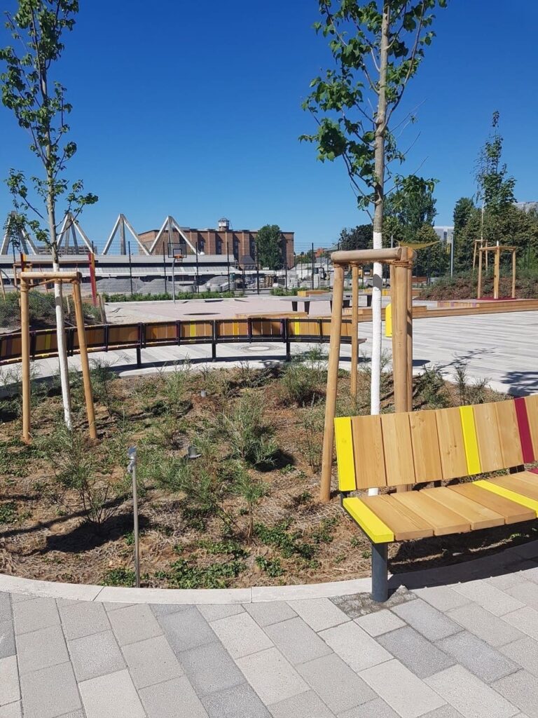 Baumrigolen auf einem versiegelten Platz der Grundschule Europacity