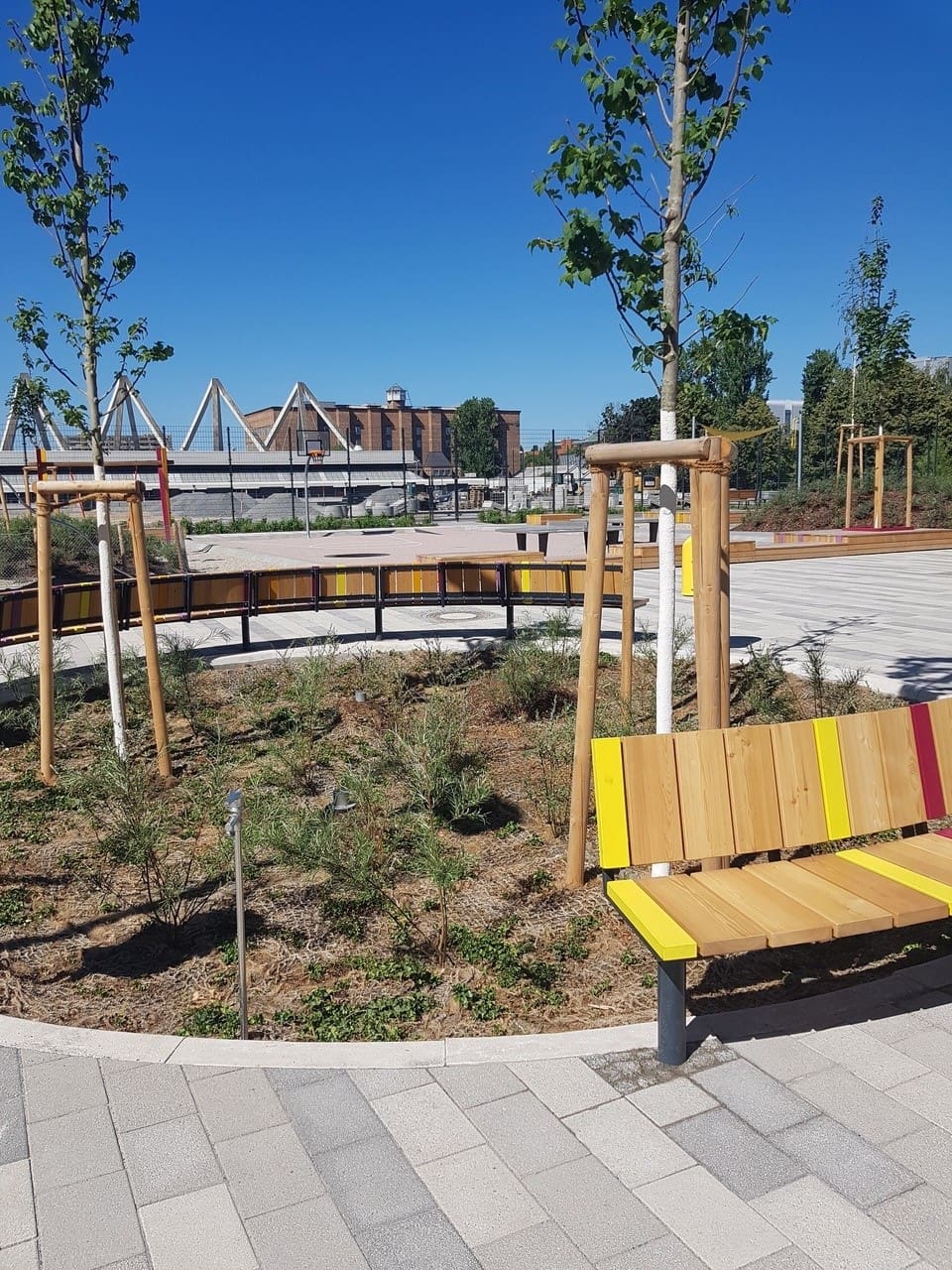 Baumrigolen auf einem versiegelten Platz der Grundschule Europacity