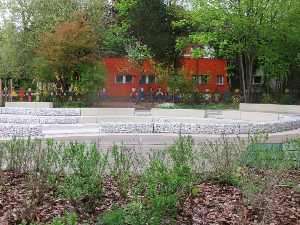 Grünes Klassenzimmer - Spiel- und Retentionsfunktion