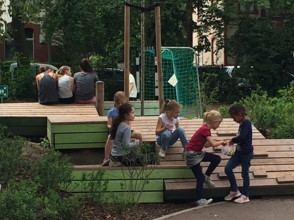 Holzpodeste + Spielfläche