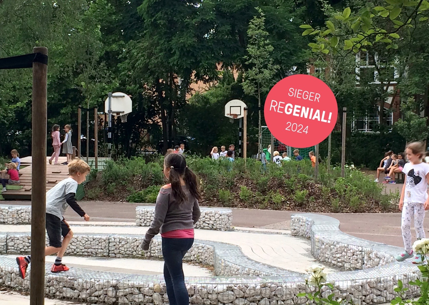 Grünes Klassenzimmer - Spiel- und Retentionsfunktion + Regenial-Sieger-Badge