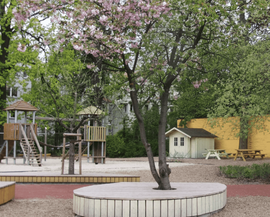 Wasserdurchlässige Flächen, Holzaufbauten als Spielplattform