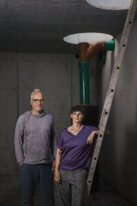 Sven Hänichen und seine Kollegin Han Van Acoleyen im Inneren einer der drei Regenwasserzisternen