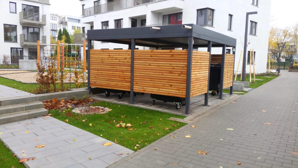 Weg und Mülleinhausung mit begleitender Versickerungsmulde