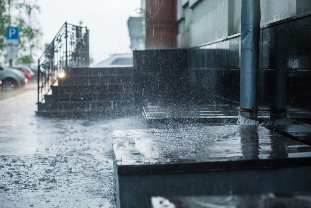 Regen fällt auf versiegelte Fläche