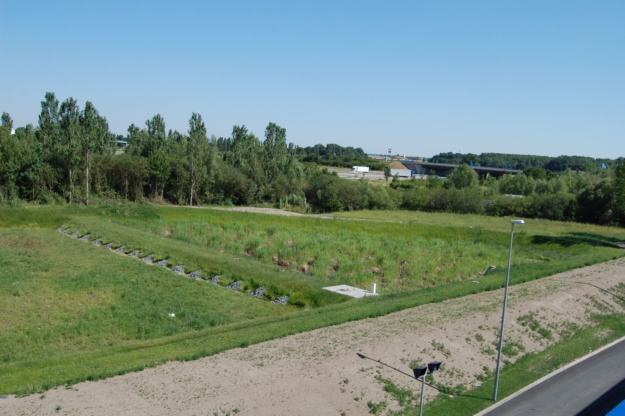 Fertiggestelltes Versickerungsbecken mit Pflanzen - IKEA Leipzig