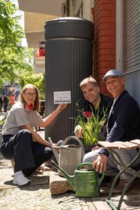 Jörg Winners und Hans Jürgen Zschäbitz (rechts) der Initiative Fritschestraße neben der Geheweg-Regentonne