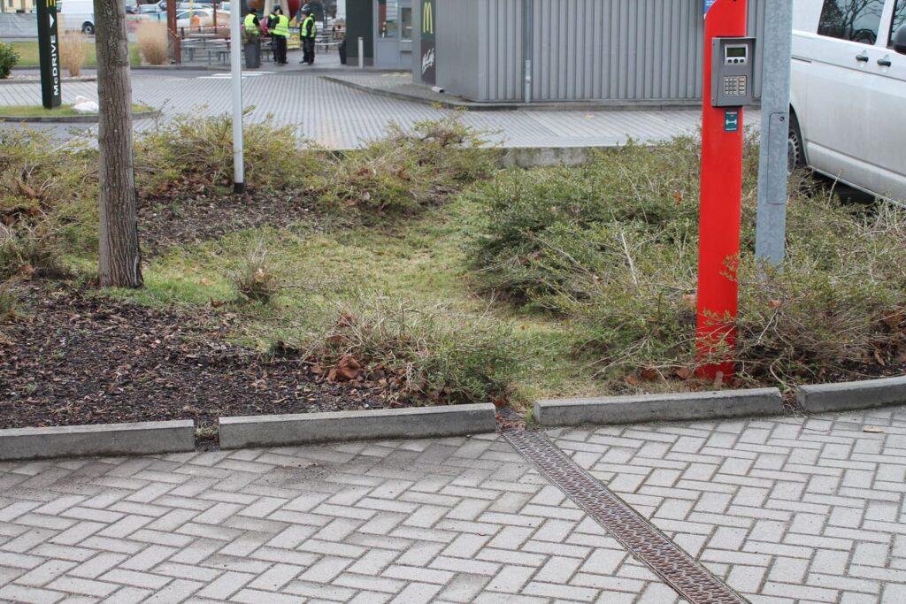Mulde für den Parkplatzbereich