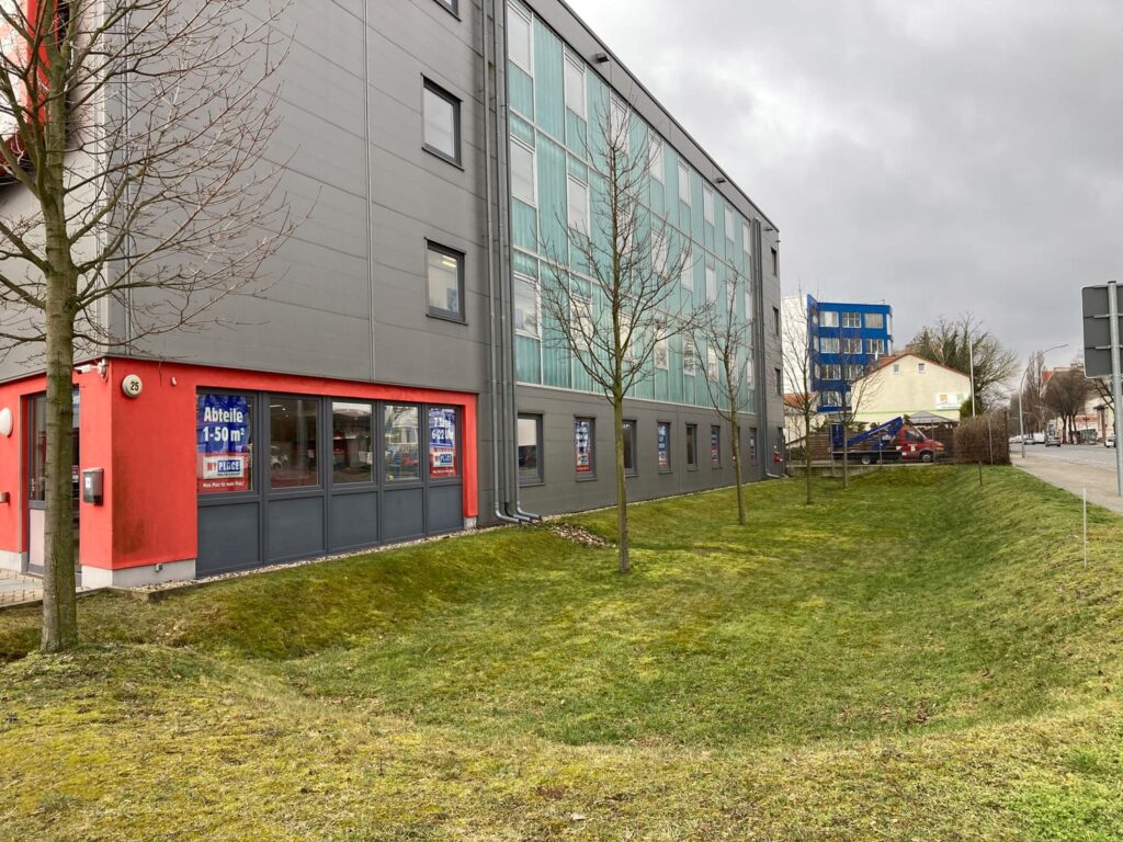 Große mit Bäumen bepflanzte Mulde