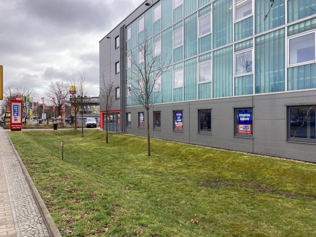 Große mit Bäumen bepflanzte Mulde