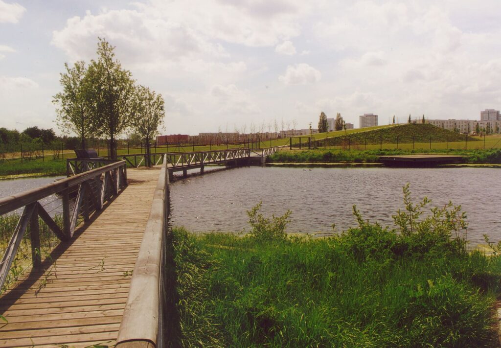 Brücke zu Bauminsel über Regenrückhaltebecken