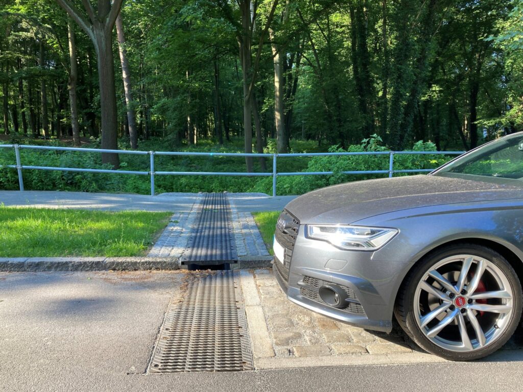 Zuleitung Niederschlagswasser über Kastenrinne in öffentliche Grünfläche