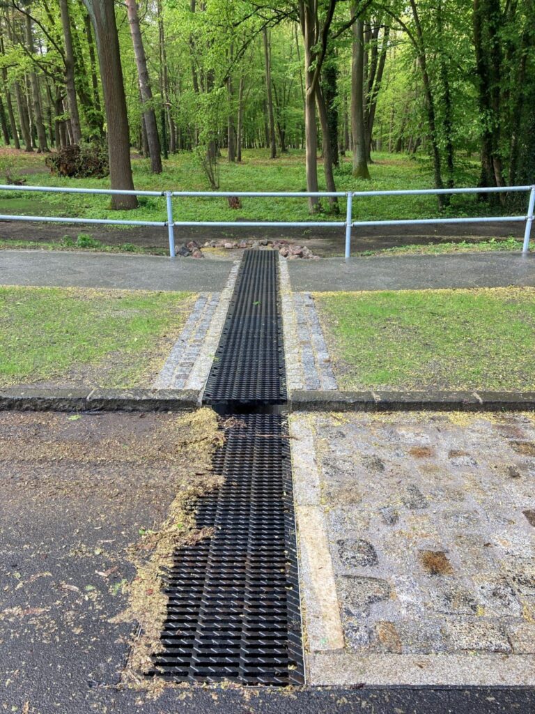 Zuleitung Niederschlagswasser über Kastenrinne in öffentliche Grünfläche