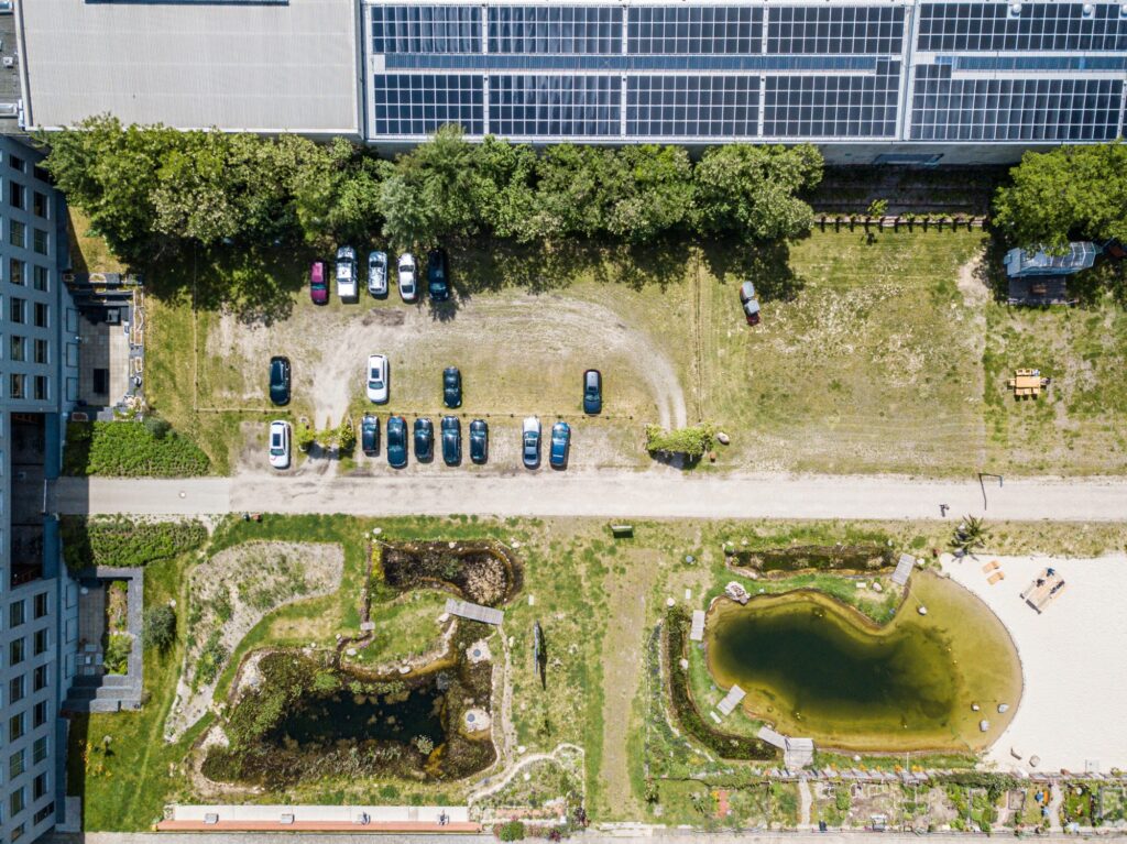 Zwei Wasserbecken der Malzfabrik aus Vogelperspektive