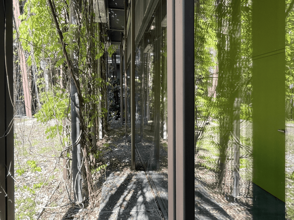 Physik-Institut der HU-Berlin - Gebäudekühlung durch Verdunstungskälte + Beschattung