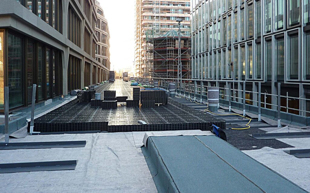 Einbau des 30 cm dicken Retentions- und Speichervolumens für bis zu 360 m3 Regenwasser auf dem abgedichteten Viadukt