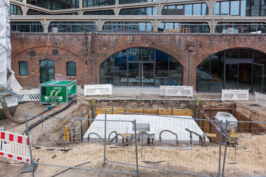 Einbringung von Zisterne und Filterschacht vor dem Viadukt zur Speisung der automatischen Bewässerungsanlage