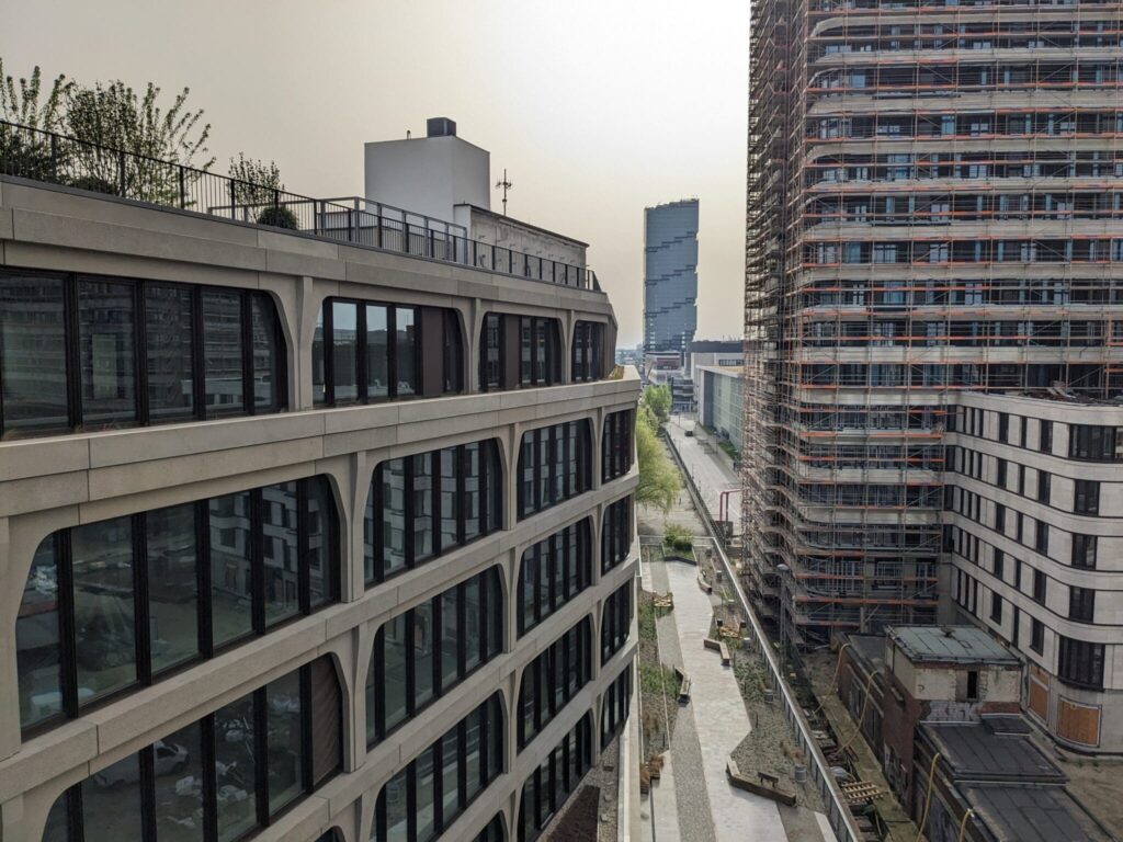 Blick von der Staffelgeschossterrasse über das Viadukt nach Osten