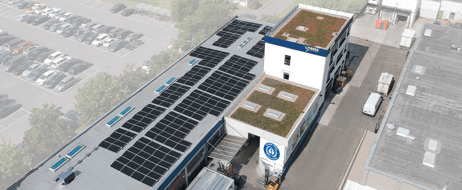 Vogelperspektive auf Firmngelände und Dach mit PV-Anlage