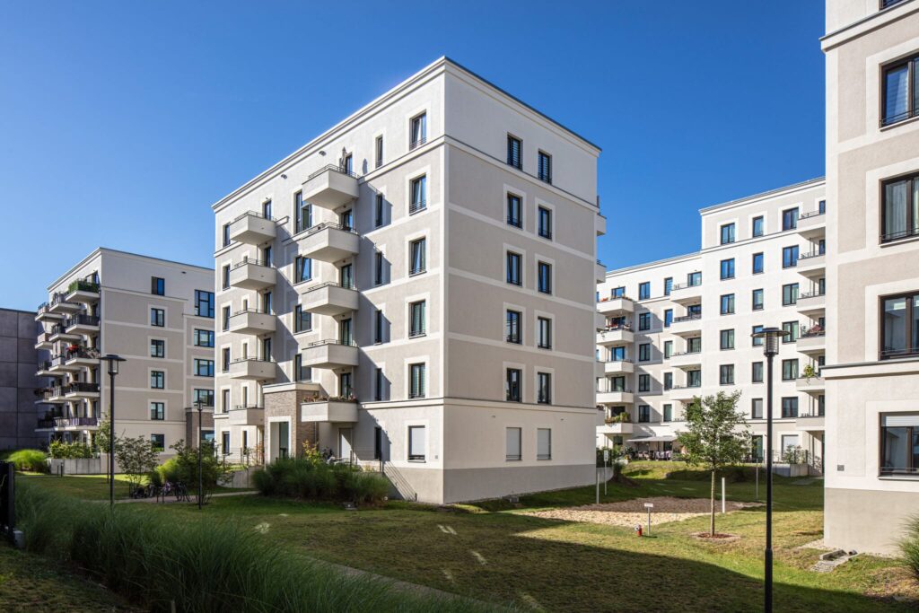 Innenhof mit Volleyballfeld