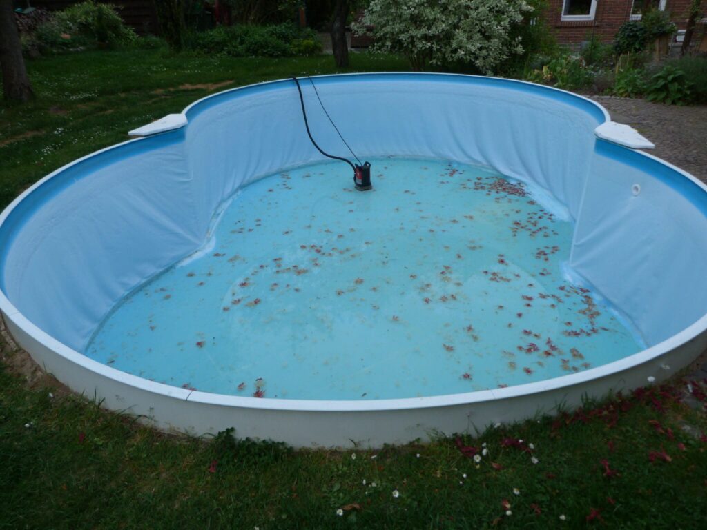 Blick in den leeren Pool
