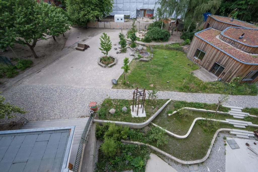 Blick von Dach auf Gartenfläche