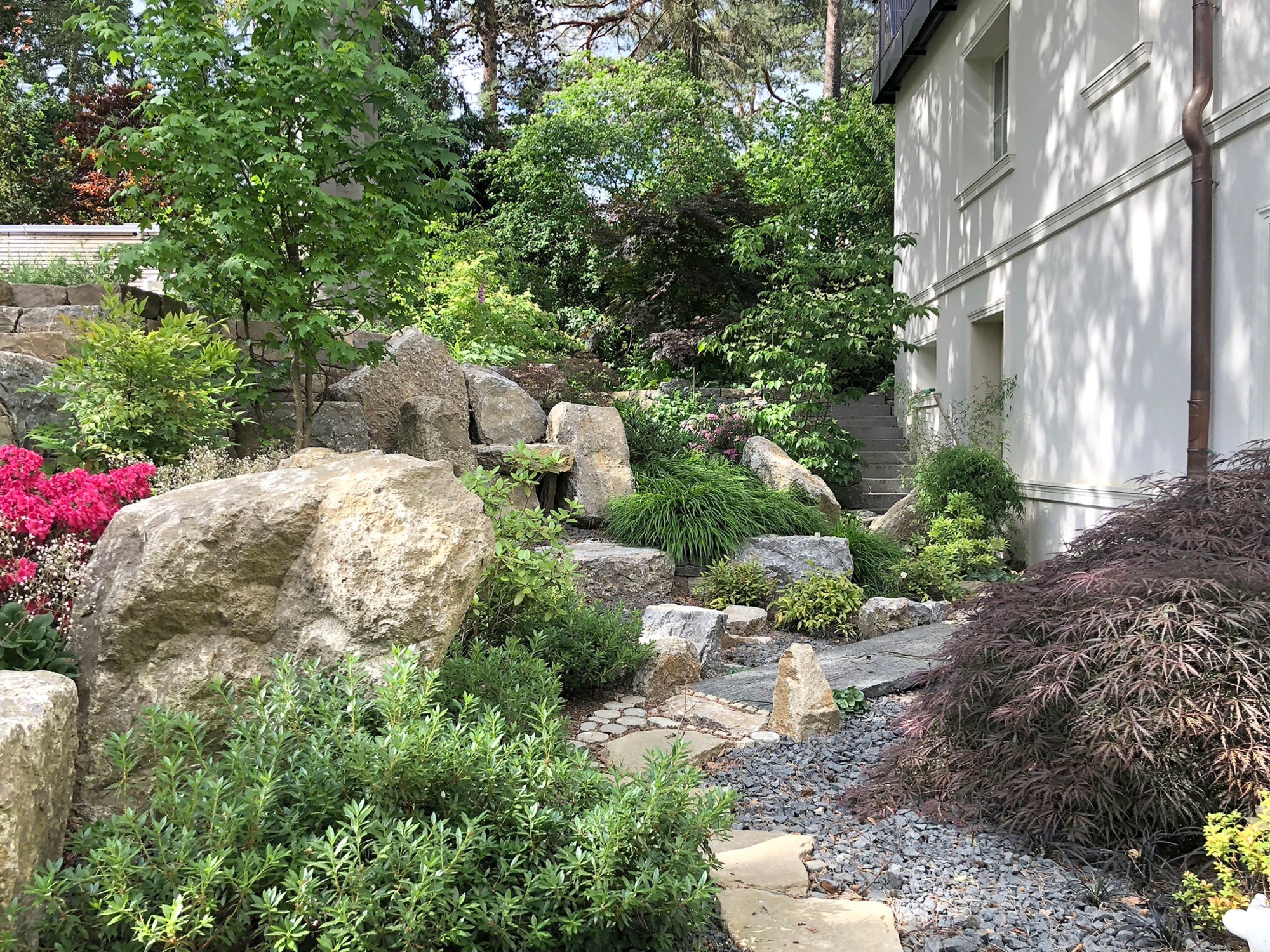 Blick in den japanischen Senkgarten