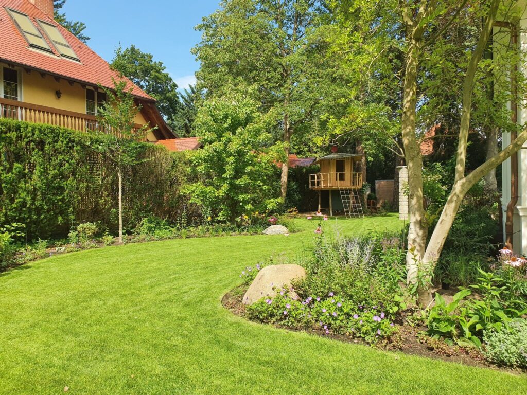 Blick von der Hausecke in den Westgarten