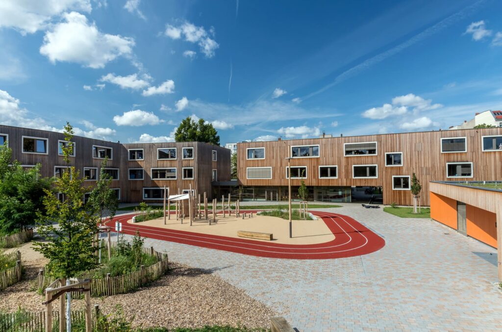 Blick auf den Schulhof des Waldorf-Campus in Berlin Schöneberg