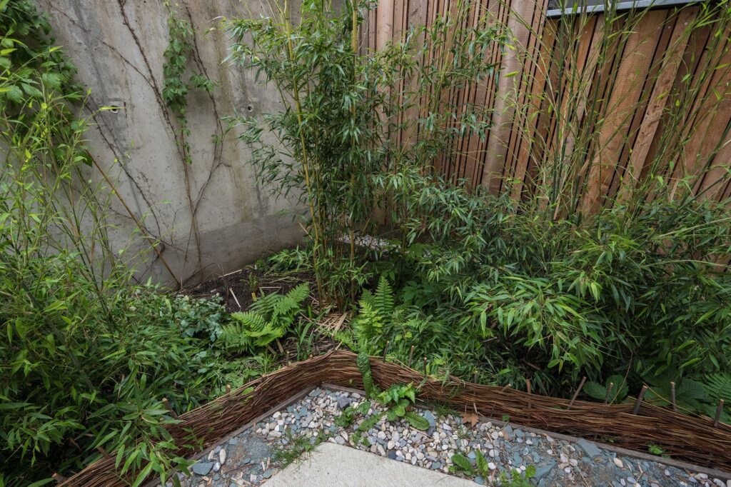 Eine von drei bepflanzten Mulden