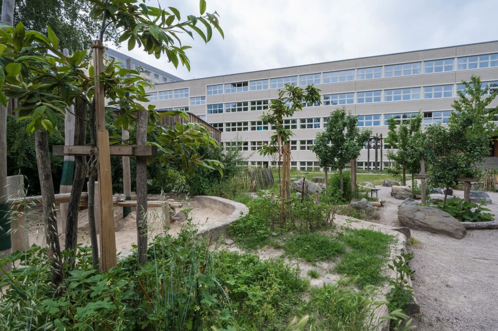 Schulhof nach Entsiegelung - Heute befinden sich auf rund 3.200 qm ökologisch wirksame Flächen statt Asphaltbelag.